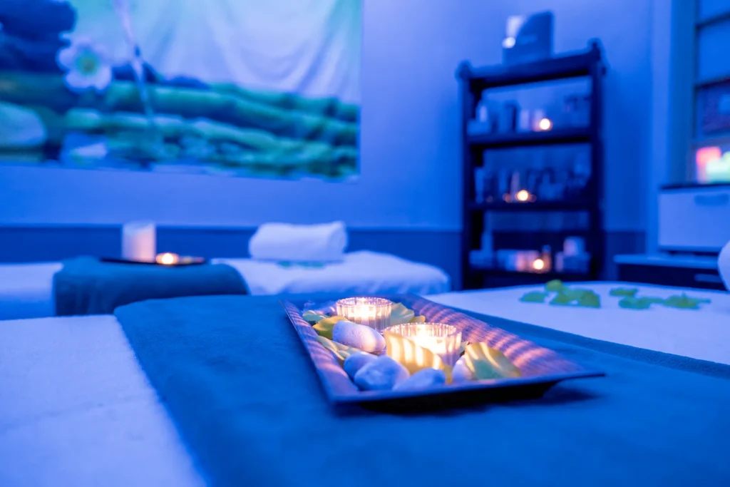 Nell'immagine, un dettaglio della sala massaggi dell'Hotel Palace Lucera, con un primo piano su due lettini e delle luci soffuse di colore azzurro.