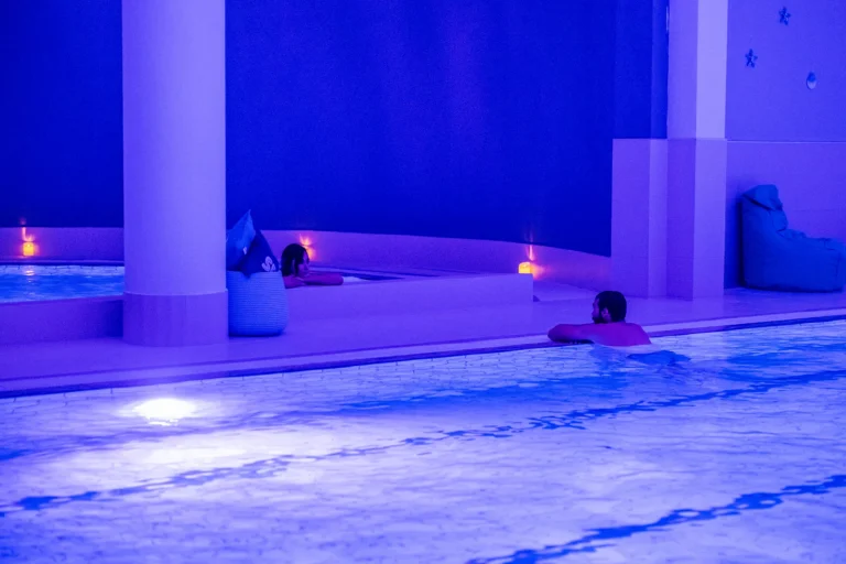 Nell'immagine, una coppia immersa nella piscina della SPA dell'Hotel Palace Lucera.