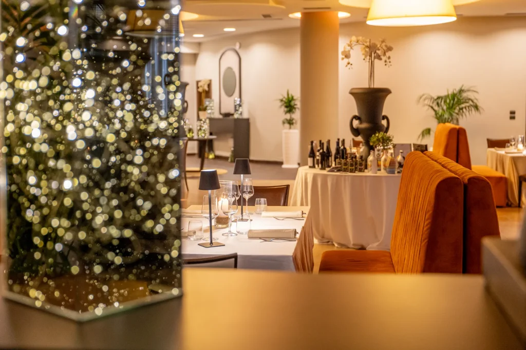 Nell'immagine, alcuni tavoli apparecchiati presso il ristorante dell'Hotel Palace Lucera.