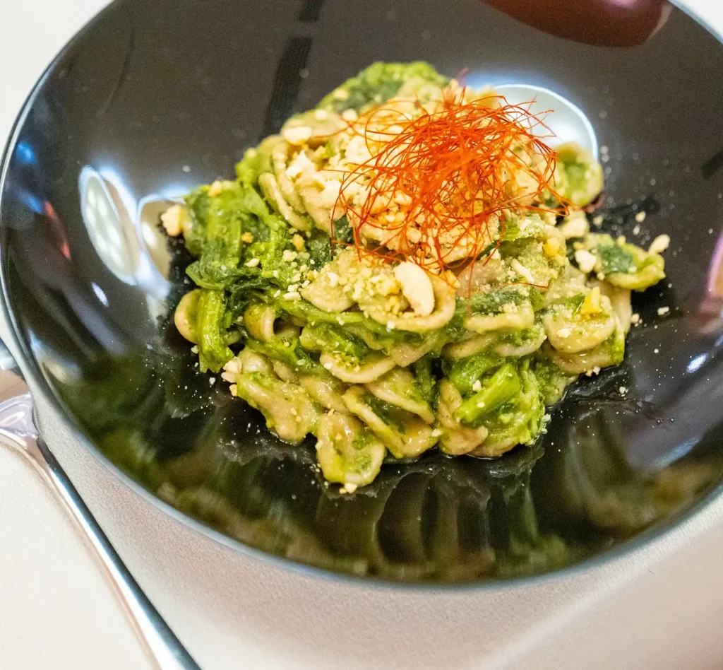Nell'immagine, un piatto di orecchiette con le cime di rapa servito presso il ristorante dell'Hotel Palace Lucera.
