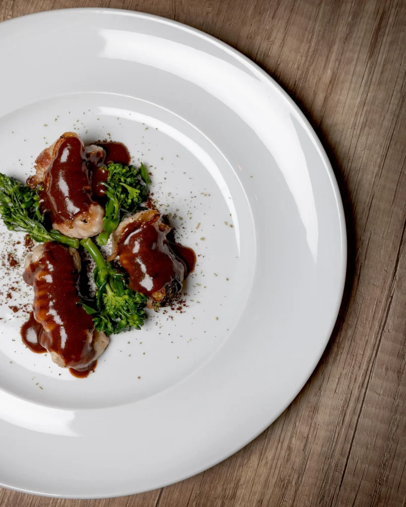 Nell'immagine, un piatto di involtini di carne con cime di rapa servito presso il ristorante dell'Hotel Palace Lucera.